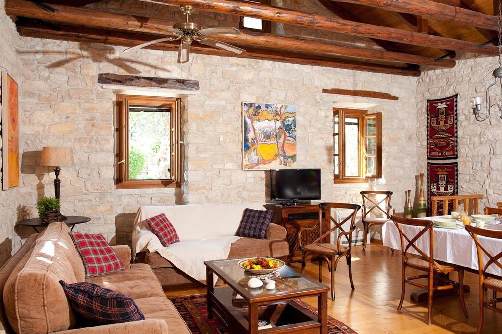Kiparissi Villa Kourtaiika ภายนอก รูปภาพ